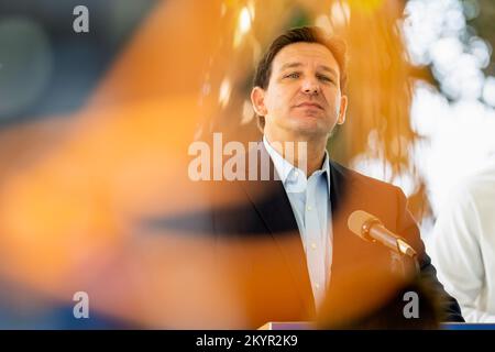 Miami, États-Unis. 01st décembre 2022. Ron DeSantis, gouverneur de Floride, parle lors d'une conférence de presse à Miami. Le gouverneur DeSantis a annoncé des prix totalisant $22,7 millions pour appuyer les améliorations de la qualité de l'eau et la protection de la baie Biscayne. ìProtecting notre environnement a été une priorité depuis le premier jour où j'ai pris le pouvoir, dit le gouverneur Ron DeSantis. Crédit : SOPA Images Limited/Alamy Live News Banque D'Images