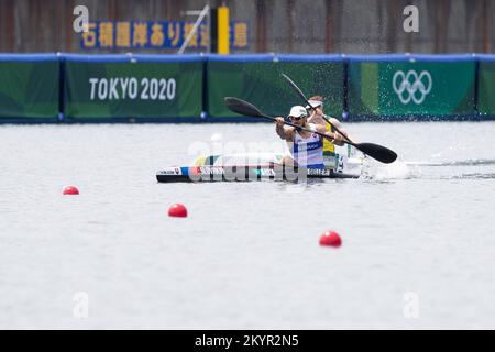 02 août 2021: Peter Gelle de l'équipe Slovaquie course pendant les épreuves de sprint de canoë de MenÕs Kayak Single 1000m Heats, Tokyo Jeux Olympiques de 2020 sur la voie navigable de la forêt marine à Tokyo, Japon. Daniel Lea/CSM} Banque D'Images