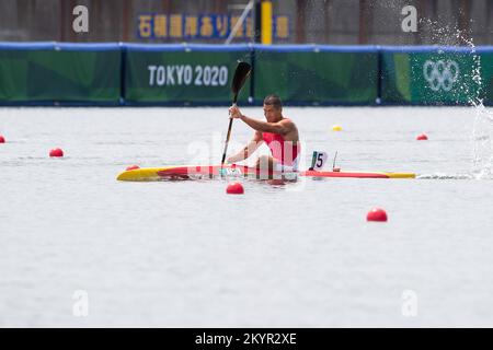 02 août 2021: Dong Zhang de l'équipe de Chine courses pendant les épreuves de sprint de canoë de kayak de MenÕs 1000m, Jeux Olympiques de Tokyo 2020 sur la voie navigable de la forêt marine à Tokyo, Japon. Daniel Lea/CSM} Banque D'Images