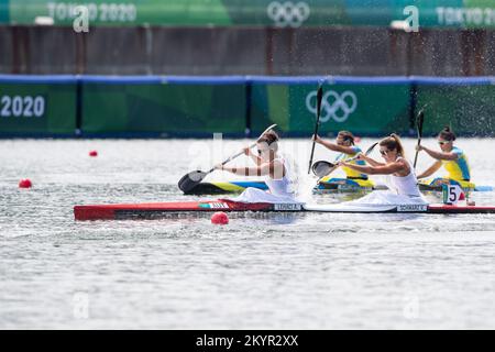 02 août 2021: Ana-Roxana Lehaci et Viktoria Schwarz de Team Austria course avant Liudmyla Kuklinovska et Anastasiia Todorova de Team Ukraine pendant les Jeux Olympiques de 2020 de sprint de canot double 500m de WomenÕs Kayak à Tokyo, au Japon. Daniel Lea/CSM} Banque D'Images