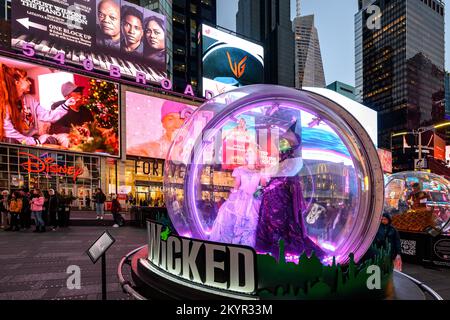 New York, États-Unis, 1 décembre 2022. Figures représentant les personnages principaux du Broadway Show 'Wicked' dans Times Square, l'un des sites touristiques les plus populaires Banque D'Images