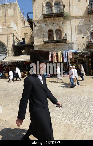 Un juif orthodoxe marchant dans le Square Omar Ibn El-Khattab. Près de la porte de Jaffa dans la vieille ville de Jérusalem. Banque D'Images