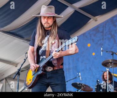 NEW ORLEANS, LA, États-Unis - 27 avril 2018 : Lukas Nelson se produit avec son groupe, Promise of the Real au festival de jazz et de patrimoine de la Nouvelle-Orléans 2018 Banque D'Images