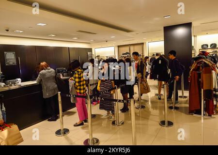 HONG KONG - 02 NOVEMBRE 2015 : magasin Zara à New Town Plaza. Il y a plus de 2000 magasins Zara répartis dans 88 pays Banque D'Images
