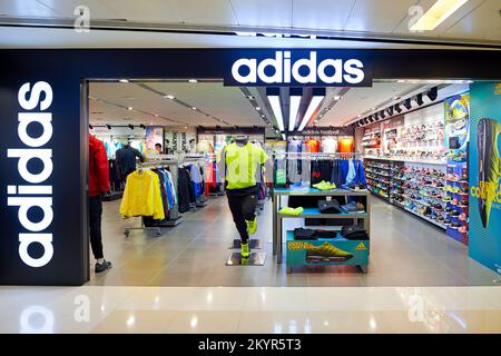 HONG KONG - 02 NOVEMBRE 2015 : une boutique Adidas à New Town Plaza. Adidas AG est une société multinationale allemande qui conçoit et fabrique des sports Banque D'Images