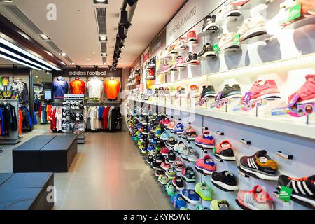 HONG KONG - 02 NOVEMBRE 2015 : une boutique Adidas à New Town Plaza. Adidas AG est une société multinationale allemande qui conçoit et fabrique des sports Banque D'Images