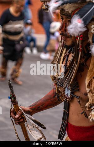 Costumes exubérants exposés au rassemblement Danza de Indios de tribus indigènes à San Miguel de Allende, Mexique Banque D'Images