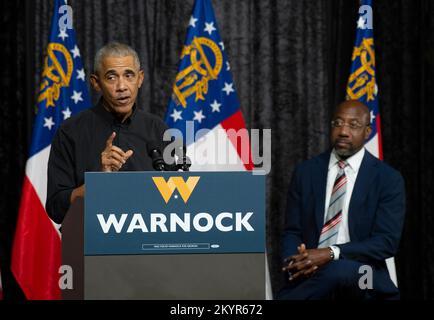 Atlanta, Géorgie, États-Unis. 1st décembre 2022. L'ancien président BARACK OBAMA s'adresse à une foule massive lors d'un rassemblement pour le sénateur RAPHAEL WARNOCK jeudi, avec moins d'une semaine avant l'élection de la Géorgie au sénat entre Warnock et le challenger républicain Herschel Walker. (Image de crédit : © Robin Rayne/ZUMA Press Wire) Banque D'Images