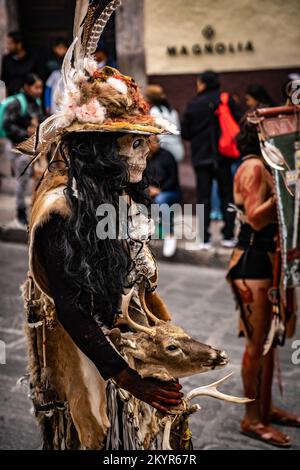 Costume de squelette étrange au rassemblement de Danza de Indios de tribus indigènes à San Miguel de Allende, Mexique Banque D'Images