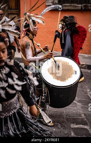 Homme indigène jouant la batterie au rassemblement de Danza de Indios de tribus indigènes à San Miguel de Allende, Mexique Banque D'Images