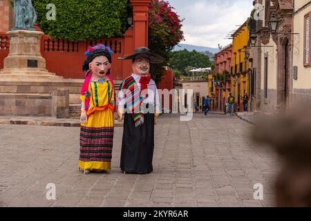 Les artistes costumés en combinaison complète sont un point de vue commun à San Miguel de Allende, Mexique Banque D'Images