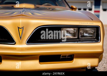 Calandre avant d'une Trans Am Firebird de deuxième génération de Pontiac peinte en or solaire Banque D'Images