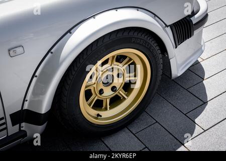 Gros plan de 911 roues Turbo à l'exposition de voitures à l'extérieur du musée Mercedes-Benz de Stuttgart, en Allemagne Banque D'Images