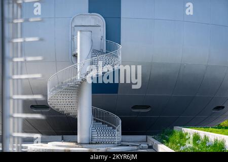 Vue latérale du musée BMW de Munich, Allemagne Banque D'Images