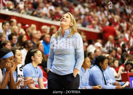 Bloomington, États-Unis. 01st décembre 2022. Courtney Banghart, entraîneur de basket-ball féminin de Caroline du Nord, s'entraîne contre l'université de l'Indiana lors d'un match de basket-ball féminin NCAA au Simon Skjodt Assembly Hall de Bloomington. UI bat Caroline du Nord 87-63. Crédit : SOPA Images Limited/Alamy Live News Banque D'Images