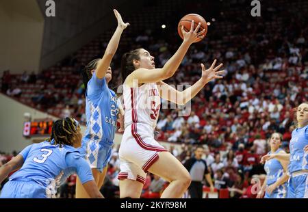 Bloomington, États-Unis. 01st décembre 2022. Indiana Hoosiers avance Mackenzie Holmes (54) va à la canopée contre la Caroline du Nord lors d'un match de basket-ball féminin NCAA au Simon Skjodt Assembly Hall de Bloomington. UI bat Caroline du Nord 87-63. Crédit : SOPA Images Limited/Alamy Live News Banque D'Images