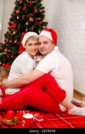 Photo d'un couple positif pour passer un Noël amusant. Célébration de la nouvelle année. Banque D'Images