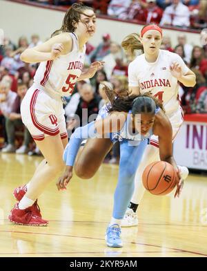 Bloomington, États-Unis. 01st décembre 2022. Caroline du Nord Deja Kelly (C) joue contre l'université de l'Indiana lors d'un match de basket-ball féminin NCAA au Simon Skjodt Assembly Hall de Bloomington. UI bat Caroline du Nord 87-63. Crédit : SOPA Images Limited/Alamy Live News Banque D'Images