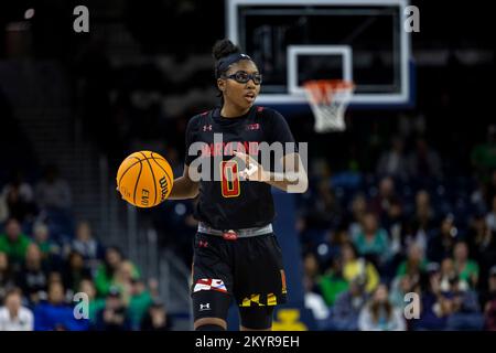 South Bend, Indiana, États-Unis. 01st décembre 2022. Shyanne Sellers, garde du Maryland (0), dribbles le terrain de basket-ball pendant l'action de NCAA Women's Basketball entre les Terrapins du Maryland et notre Dame Fighting Irish au Purcell Pavilion au Centre Joyce de South Bend, Indiana. Le Maryland défait notre Dame 74-72. John Mersiits/CSM/Alamy Live News Banque D'Images