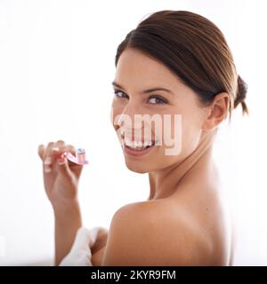 Tout sur l'hygiène dentaire. Une magnifique jeune brunette se brossant les dents le matin. Banque D'Images