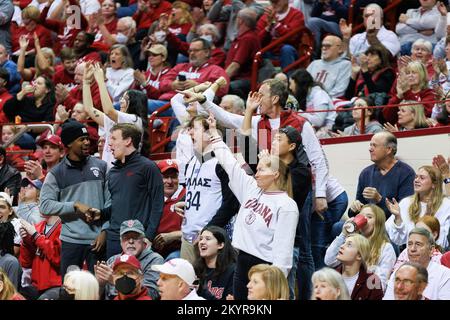 Bloomington, États-Unis. 01st décembre 2022. Les fans de basket-ball féminins de l'Indiana University applaudissent contre la Caroline du Nord lors d'un match de basket-ball féminin NCAA au Simon Skjodt Assembly Hall de Bloomington. UI bat Caroline du Nord 87-63. (Photo de Jeremy Hogan/SOPA Images/Sipa USA) crédit: SIPA USA/Alay Live News Banque D'Images