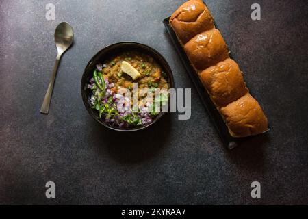 Vue de dessus de la populaire cuisine indienne de rue pav bhaji dans un bol. Banque D'Images