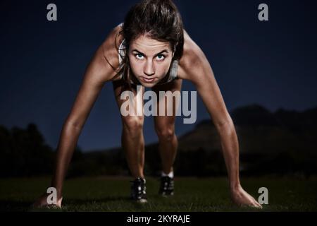 Le début d'une grande course. Une jeune femme à la ligne de départ d'une course. Banque D'Images