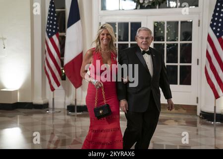 Washington, États-Unis. 01st décembre 2022. Robert Menendez, du D-New Jersey, et Nadine Menendez arrivent pour assister à un dîner d'État en l'honneur du président français Emmanuel Macron et de Brigitte Macron, organisé jeudi par le président des États-Unis Joe Biden et la première dame Dr. Jill Biden à la Maison Blanche à Washington, DC, 1 décembre 2022. Photo de Sarah Silbiger/UPI crédit: UPI/Alay Live News Banque D'Images