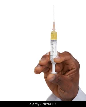 Cela pourrait piquer un peu... vue courte d'une main de médecins tenant une aiguille et une seringue remplie de médicaments. Banque D'Images
