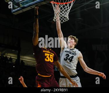 Boulder, Colorado, États-Unis. 01st décembre 2022. Colorado Buffaloes centre Lawson Lovering (34) arrive trop tard pour affecter le tir de l'Arizona State Sun Devils garde Devan Cambridge (35) dans le match de basket-ball masculin entre le Colorado et l'Arizona State à Boulder, CO Derek Regensburger/CSM/Alamy Live News Banque D'Images
