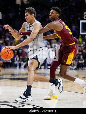 Boulder, Colorado, États-Unis. 01st décembre 2022. Colorado Buffaloes forward Tristan da Silva (23) est fouillé par l'Arizona State Sun Devils forward Alonzo Gaffney (32) dans la deuxième moitié du match de basket-ball masculin entre le Colorado et l'Arizona State à Boulder, CO Derek Regensburger/CSM/Alamy Live News Banque D'Images