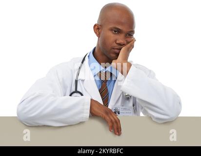 Le médecin est fatigué. Un médecin fatigué se penchait sur une planche pour le copyspace. Banque D'Images