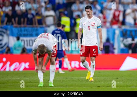 Doha, Qatar. 30th novembre 2022. Football: Coupe du monde, Pologne - Argentine, cycle préliminaire, Groupe C, Journée de rencontre 3, Le stade 974, le Karol Swiderski (l) de Pologne et Robert Lewandowski (r) de Pologne réagissent pendant le match. Crédit : Tom Weller/dpa/Alay Live News Banque D'Images