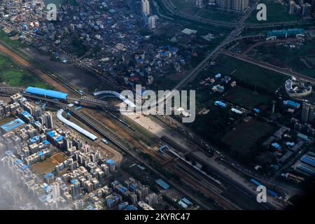 Vue aérienne de Mumbai en passant par un bâtiment avec des routes et des ponts. Banque D'Images