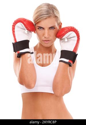Regard majestueux d'un combattant chevronné... photo en studio d'un boxeur féminin attrayant isolé sur du blanc. Banque D'Images