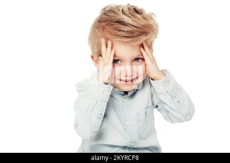 Je vous vois... Un petit garçon mignon souriant alors qu'il sort de ses mains. Banque D'Images