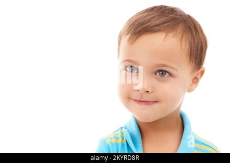 HES a toujours eu le sourire sur son visage. Gros plan studio photo d'un jeune garçon mignon isolé sur blanc. Banque D'Images