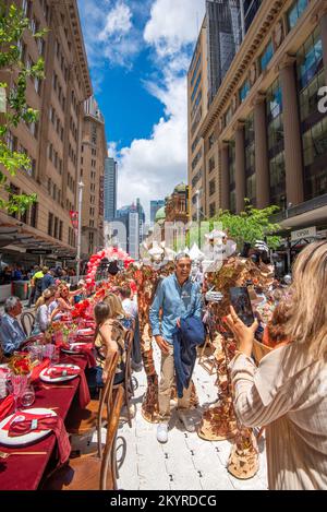 Sydney, Australie, 02 décembre 2022 : la ville de Sydney a débuté l'été aujourd'hui par un temps magnifique avec sa deuxième activité annuelle OUVERTE POUR LE DÉJEUNER. George Street, dans le centre de Sydney, et d'autres sites autour de la ville étaient aujourd'hui réservés pour l'événement de restauration en plein air sponsorisé par destination Nouvelle-Galles du Sud. Des artistes, des magiciens, des groupes et même une grande roue étaient à votre disposition pour ravir les convives ainsi que les curieux passants. Le déjeuner fait partie d'une série d'événements prévus pour le Grand Sydney pour aider à la renaissance post-covid et encourager les gens à retourner dans la ville. Credit: Stephen Dwyer / Alamy Live News Banque D'Images