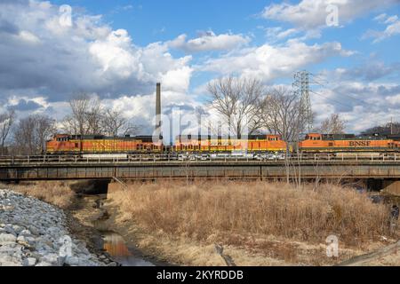 Un train de marchandises BNSF en direction de l'ouest traversant le fleuve Mississippi sur le pont Swing Span de Santa Fe à fort Madison, Iowa Banque D'Images