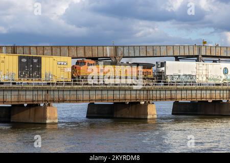 Un train de marchandises BNSF en direction de l'ouest traversant le fleuve Mississippi sur le pont Swing Span de Santa Fe à fort Madison, Iowa Banque D'Images