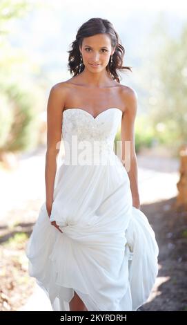 Prêt à descendre l'allée. Portrait d'une jeune mariée magnifique au soleil d'été. Banque D'Images