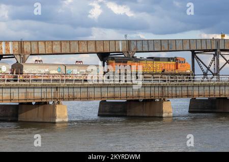 Un train de marchandises BNSF en direction de l'ouest traversant le fleuve Mississippi sur le pont Swing Span de Santa Fe à fort Madison, Iowa Banque D'Images