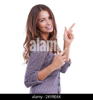 Décontracté et élégant. Studio portrait d'une belle jeune femme isolée sur blanc. Banque D'Images