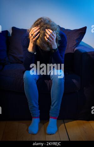 PHOTO POSÉE PAR LE MODÈLE photo du dossier datée du 09/03/15 d'une femme montrant des signes de détresse, car des enfants étaient présents lorsque des victimes, y compris leurs propres mères, ont été étranglées dans plus d'un tiers des cas, suggère une analyse par les procureurs. Banque D'Images