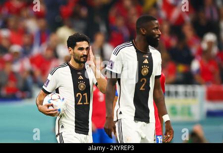 01 décembre 2022, Qatar, Al-Chaur,: Football, coupe du monde 2022 au Qatar, Costa Rica - Allemagne, ronde préliminaire, Groupe E, Matchday 3, au stade Al-Bait, Ilkay Gündogan (l) et Antonio Rüdiger traversent le terrain. Photo: Christian Charisius/dpa Banque D'Images