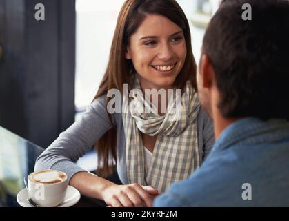 Profiter de leur temps de qualité ensemble. Un jeune couple aimant dans un café ensemble. Banque D'Images