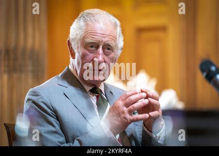 Photo du dossier datée du 07/09/22 du roi Charles III Les fonds donnés par le roi aideront des centaines de banques alimentaires et de groupes communautaires du Royaume-Uni à stocker davantage de nourriture en leur fournissant des réfrigérateurs et des congélateurs. Les produits blancs seront distribués à des organismes de bienfaisance locaux, des banques alimentaires et des groupes sociaux identifiés par le projet Felix à Londres et dans tout le Royaume-Uni par le Trussell Trust, FareShare et British Asian Trust. Date de publication : vendredi 2 décembre 2022. Banque D'Images