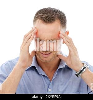 Maux de tête de tension. Studio photo d'un homme mature souffrant d'une douleur de tête isolée sur blanc. Banque D'Images