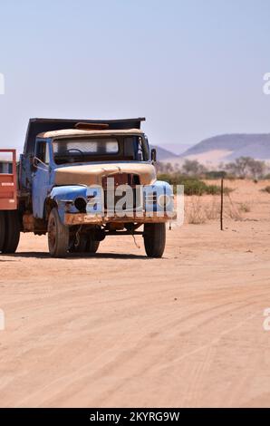 Vieilles voitures dans le désert de Solitaire Namibie Afrique Banque D'Images