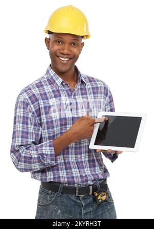 Utiliser la technologie pour faciliter notre vie. Portrait studio d'un homme afro-américain en vêtements de construction tenant une tablette numérique vierge. Banque D'Images